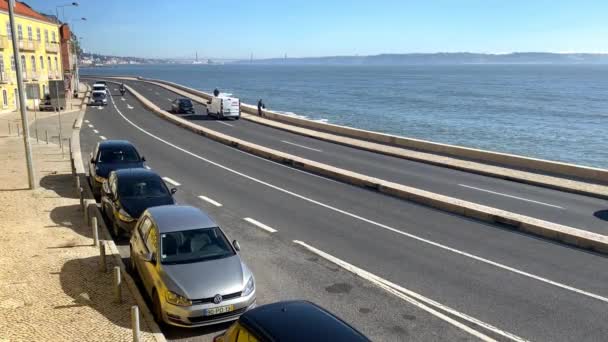 葡萄牙里斯本的有车行驶的道路景观 — 图库视频影像