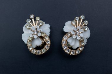 Siyah arka planda yapay elmasları olan güzel küpeler..