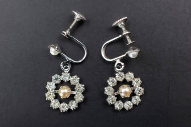 Siyah arka plandaki kadınlar için yakın plan küpeler..