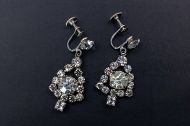 Siyah arka planda sahte elmaslı mücevher küpeleri.