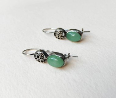 Güzel küpeler arka plan, eski mücevher konsepti, online bir kuyumcu için promosyon fotoğrafı.