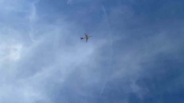 Avión Cielo Azul Con Nubes Blancas — Vídeo de stock