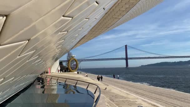 Nábřeží Čtvrti Belem Blízkosti Muzea Maat Slunečného Dne Lisabon Portugalsko — Stock video