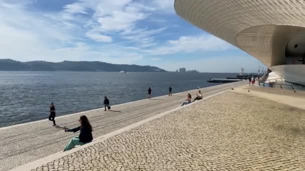 Aterro Bairro Belém Perto Museu Maat Num Dia Ensolarado Lisboa — Vídeo de Stock