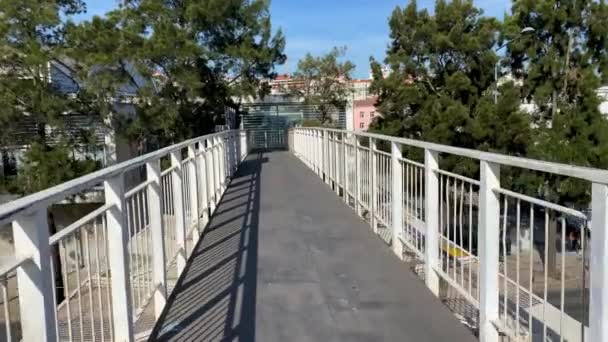 在马路对面的桥上 葡萄牙里斯本 — 图库视频影像
