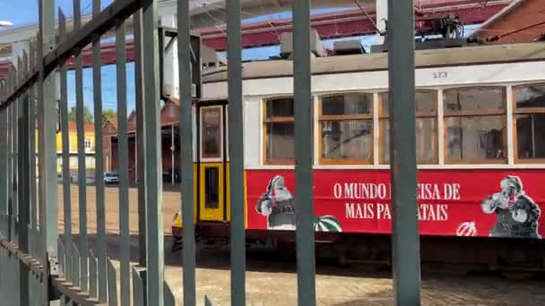Tram Sulle Strade Colorate Lisbona Portogallo — Video Stock