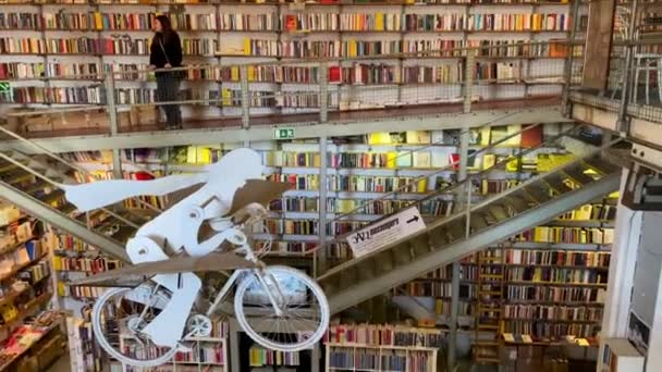 Lx工厂著名书店 艺术中心 葡萄牙里斯本 — 图库视频影像