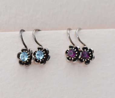 Beyaz arka planda değerli taşları olan mücevherler..