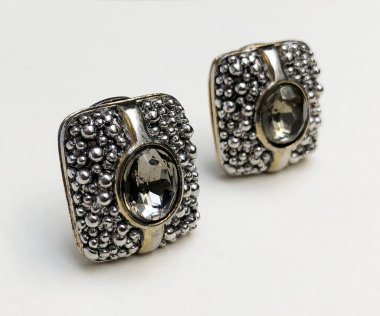 Güzel küpeler arka plan, eski mücevher konsepti, online bir kuyumcu için promosyon fotoğrafı.