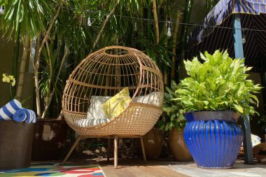 Bahçesinde yastıklar olan hasır sandelye sandalyesi, Tayland.