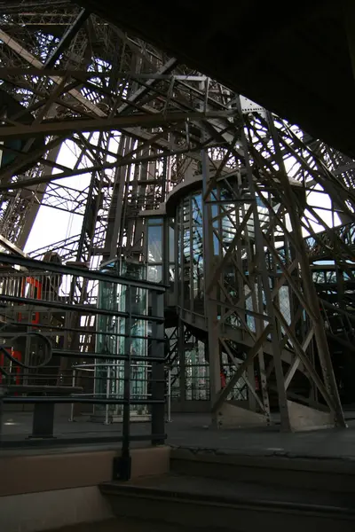 Paris 'teki Eyfel Kulesi dövülmüş bir demir kafes yapısıdır..