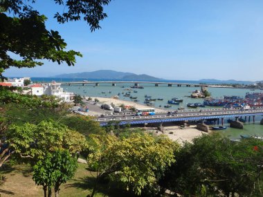 Güneşli bir günde Hong Kong 'daki Kwun Tong iskelesinde.