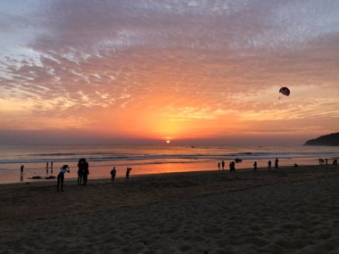 Tropiklerde plajda gün batımı. Sahilde güzel bir gün batımı.
