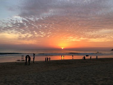 Endonezya, Bali sahilinde gün batımı. Güneş batıyor..