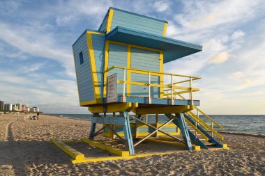 Miami Beach, Florida 'da gün doğumunda sahilde cankurtaran kulübesi..
