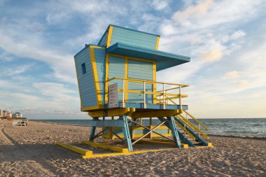 Sahildeki cankurtaran kulesi. 