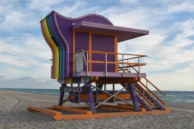 Miami, Florida, ABD sahilinde cankurtaran kulübesi..