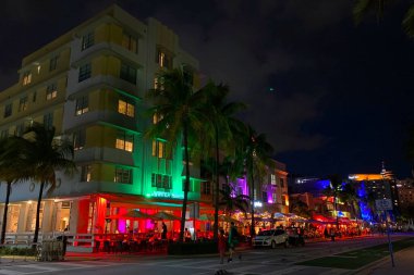 Miami Beach, Florida 'daki Ocean Drive' ın gece manzarası. Okyanus gezisi Miami 'de büyük bir turistik ilgi odağı..