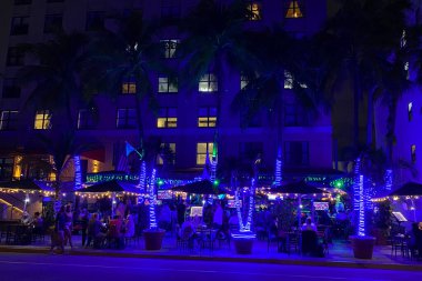 Miami Plajı 'ndaki Ocean Drive' da gece hayatı.