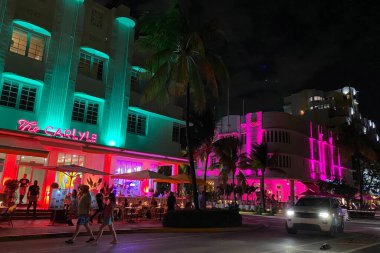 Miami Beach, Florida 'daki Ocean Drive' ın gece manzarası. Ocean Drive, Miami Beach 'in ana caddesidir..