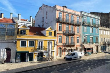 Eski Lizbon, Portekiz 'deki tipik renkli evler. 17 Kasım 2023