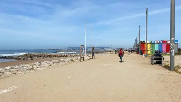 17 Kasım 2023 'te Lizbon, Portekiz' de sahil boyunca yürüyen kimliği belirsiz kişiler.