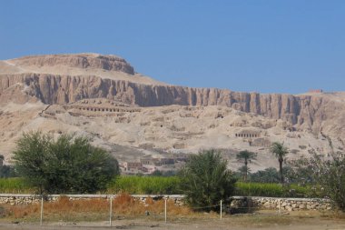 Mısır 'daki tapınak kompleksi, taş kalıntıları, çöl manzarası