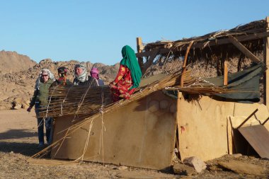 Tunus çölünde tanımlanamayan insanlar.