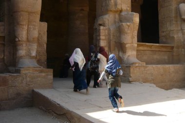 Qena, Mısır ve Dendera turistleri Mısır 'daki tapınak kompleksini ziyaret ettiler