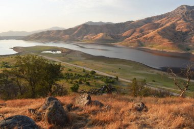 Gün batımında göl ve dağlarla güzel bir manzara.