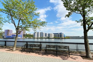 Boş toprak seti, nehir manzarası ve modern apartmanlar, Hoboken, NJ, ABD