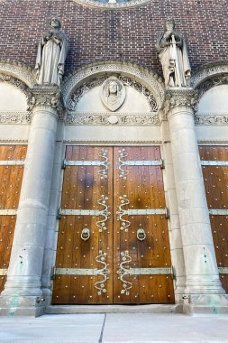 Hoboken, NJ, ABD sokaklarındaki tarihi bir kilise binasının cephesi