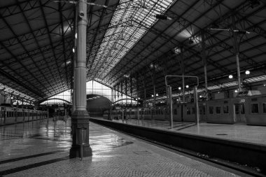 Rossio Tren İstasyonu, Praca dos Restauradores Meydanı, Lizbon, Portekiz 'de 19. yüzyılda inşa edilen tarihi bina.