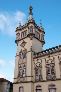 Portekiz 'in Sintra şehrindeki tarihi bir binanın ön cephesinin ayrıntıları.