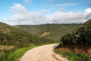 İtalya 'nın Sardunya adasındaki dağlarda yürüyüş izleri.