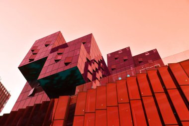 Şehrin modern mimarisi. Binanın ön cephesinin bir parçası..