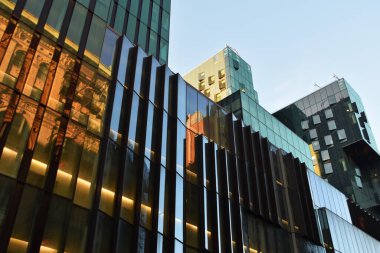 Modern bir ofis binasının pencerelerine modern binanın yansıması.