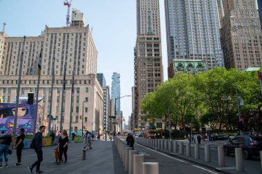 Gökdelenler ile Manhattan sokak görünümü.