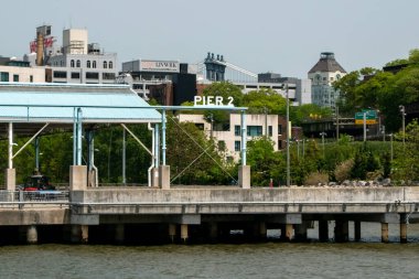 Brooklyn Köprü Parkı 'nda 2. İskele, Manhattan' a bakan deniz manzarası, modern şehir manzarası, muhabir fotoğrafları, Brooklyn Heights, New York, ABD