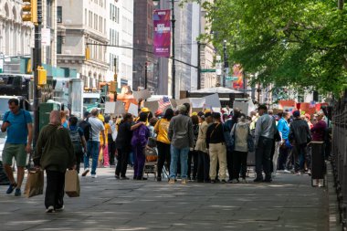 Manhattan 'da protesto kalabalığı.