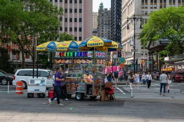 Tanımlanamayan insanlar Manhattan, New York 'ta Beşinci Cadde' de yürüyorlar. Beşinci Cadde Manhattan 'da büyük bir cadde..