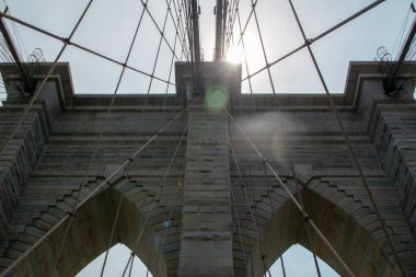 New York City, ABD 'deki Brooklyn Köprüsü' nün alçak açılı görüntüsü.