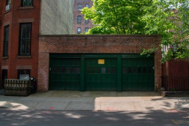 Brownstone 'da Brooklyn sokaklarının rahat sokaklarında bir araba için garaj, modern şehir manzarası, muhabir fotoğrafları, Brooklyn Heights, New York, ABD