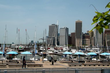 Brooklyn Heights, New York, ABD, tekneleri ve yelkenli yatları olan rıhtım