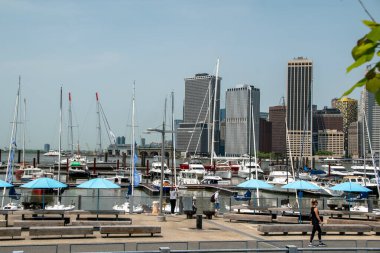 Brooklyn Heights, New York, ABD, tekneleri ve yelkenli yatları olan rıhtım
