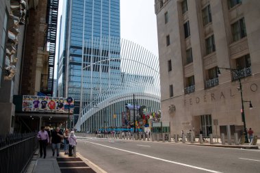 İnsanlar New York sokaklarında yürüyor.