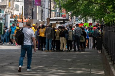 New York 'un merkezinde binlerce insan protesto ediyor..