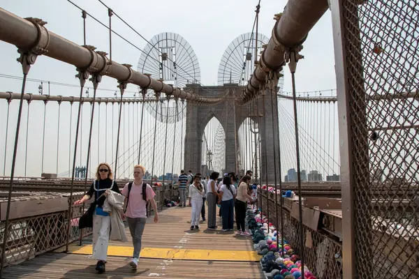 İnsanlar New York 'taki Brooklyn Köprüsünü ziyaret ediyor.