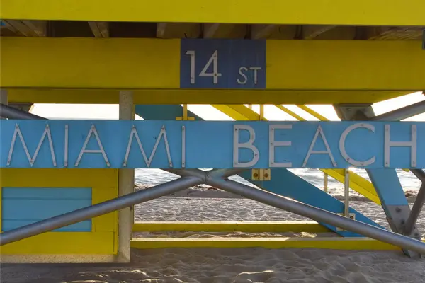 Färgglada Livräddartornet Vid Miami Beach — Stockfoto
