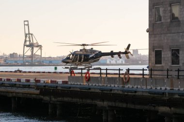 Manhattan, NYC, New York, ABD, bölgede uçmaya hazır helikopter, finans bölgesindeki terminalde kalkışa hazır taksi helikopteri, New York 'ta helikopter kiralama.